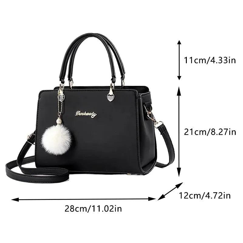 Bolsa feminina de Couro Legítimo Pitta® - Minimalista e Moderna + Pingente de bolinha peluda - Loja Bombei